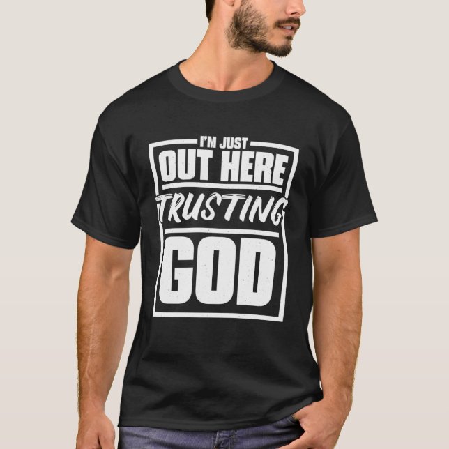 Camiseta I'M Just Out Here Trusting God Religious & Christ  (Frente)