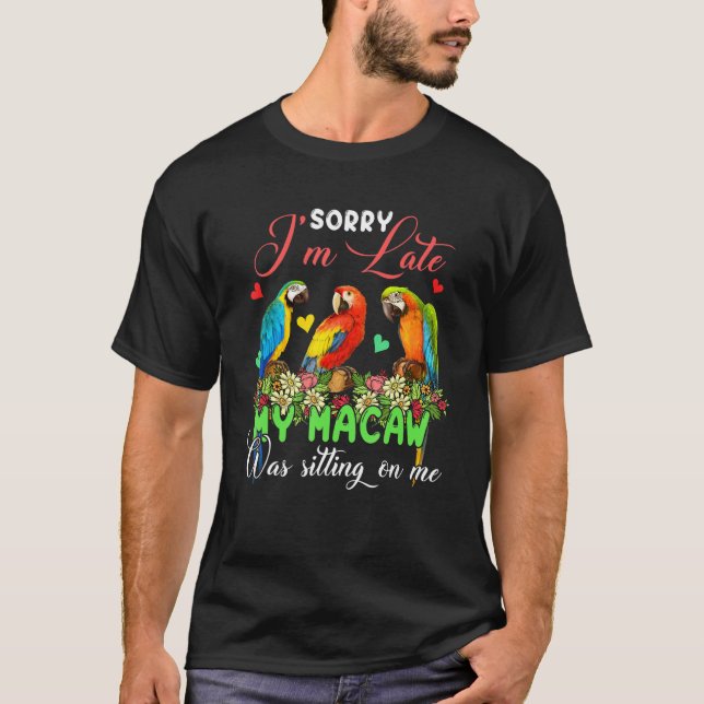 Camiseta I'm Late Macaw Was Sitting On Me Group Floral Bird (Frente)