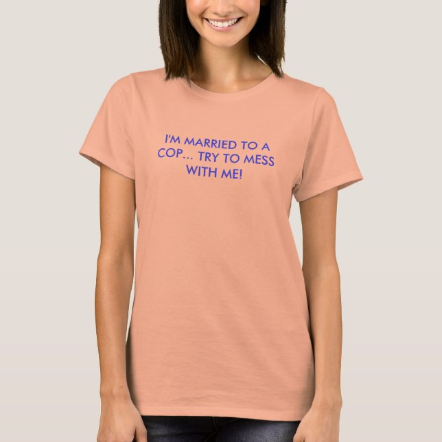 CAMISETA I'M MARRIED TO A COP... TRY TO MESS WITH ME! (Frente)
