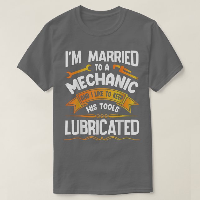 Camiseta Im Married To A Machinic Like To Keep His Tools Lu (Frente do Design)