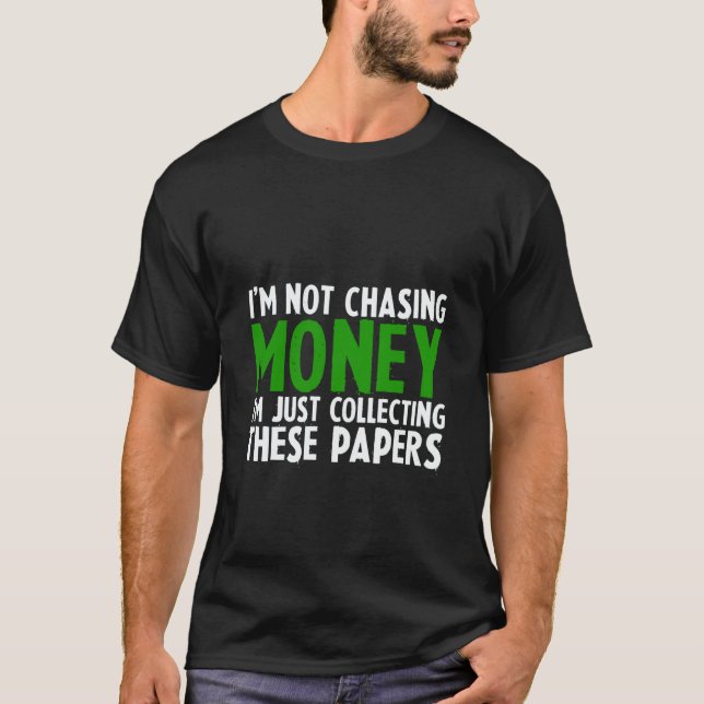 Camiseta I'm Not Chasing Money I'm Just Collecting These Pa (Frente)