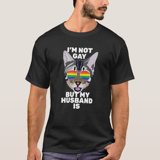 Camiseta I'm Not Gay But My Husband Is  Funny Cat Gay Pride (Frente)