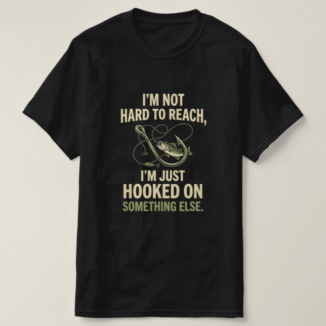 Camiseta Im Not Hard To Reach Just Hooked On Fishing (Frente do Design)