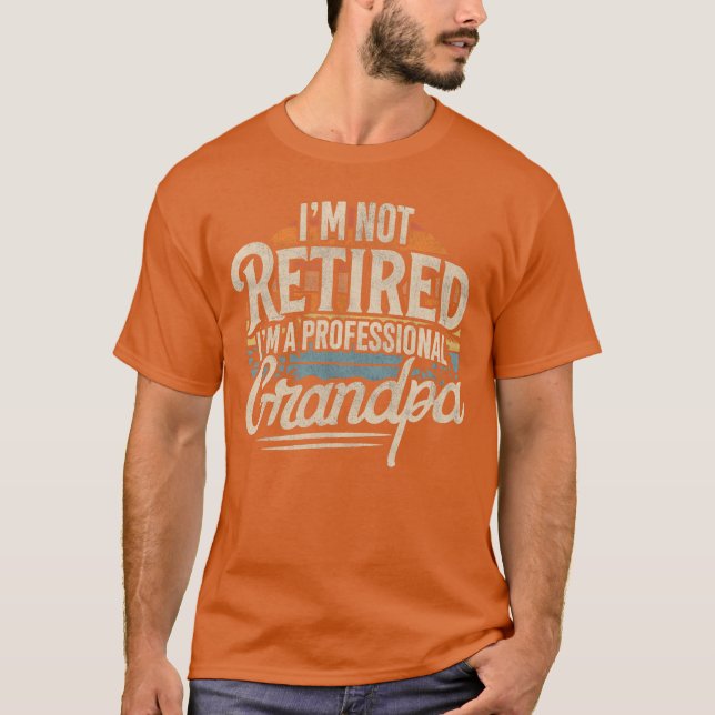 Camiseta Im Not Retired Im A Professional Grandpa Retiremen (Frente)