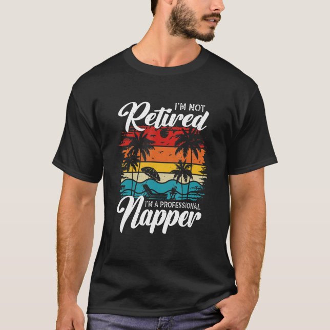 Camiseta I'm Not Retired I'm a Professional Napper  Retiree (Frente)