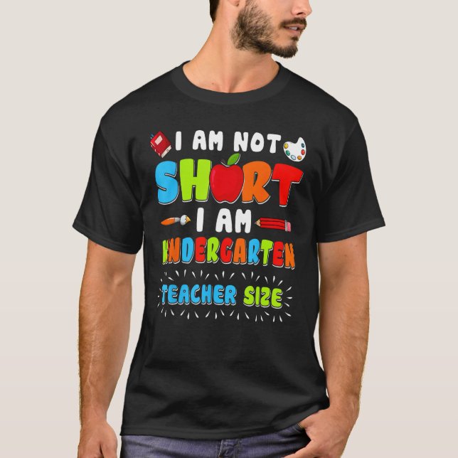 Camiseta Im Not Short Im Kindergarten Teacher Size 1st Day  (Frente)