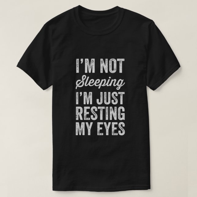 Camiseta Im not sleeping Im just resting my eyes (Frente do Design)