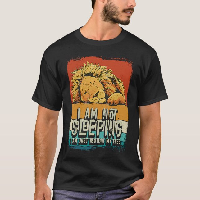 Camiseta I'm Not Sleeping I'm Just Resting My Eyes Lion Dad (Frente)
