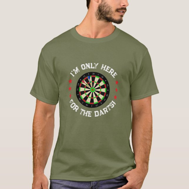 Camiseta Im Only Here For The Darts Fun Darts Player (Frente)
