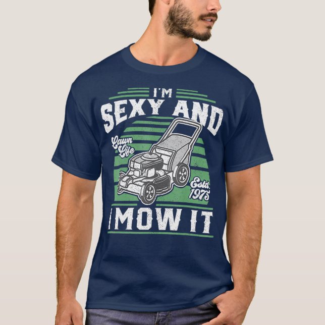 Camiseta Im Sexy and I Mow It Funny Lawn Mower Fathers (Frente)