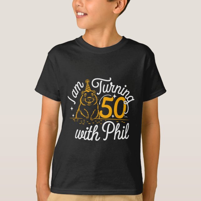Camiseta Im Turning 50 With Phil Groundhog Day 50th Birthda (Frente)