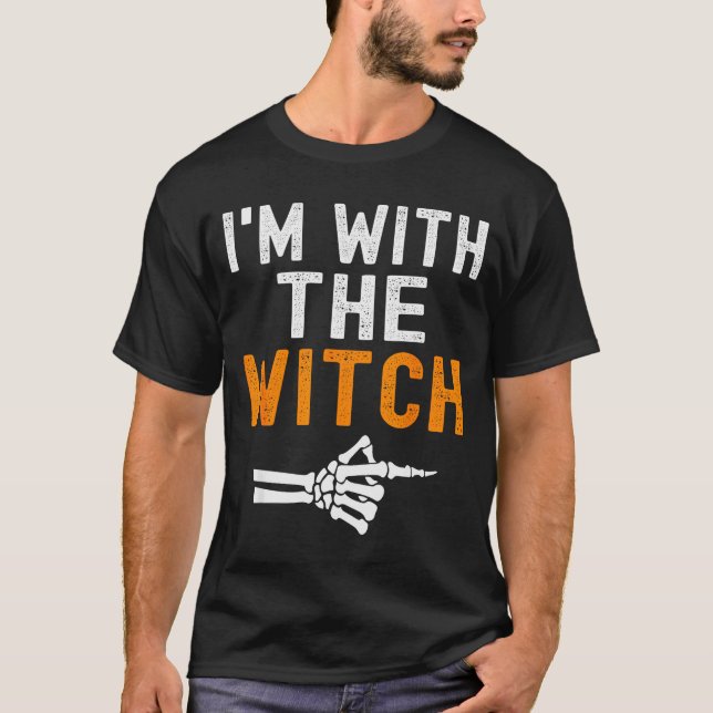 Camiseta I'm With The Witch Funny Skeleton Halloween Matchi (Frente)