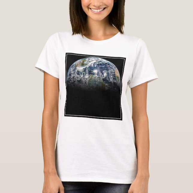 Camiseta Imagem Mosaica Do Planeta Terra Com 3 Furacões (Frente)