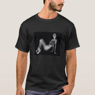 Camiseta Imagem Xray de uma mulher de salto alto e roupa in