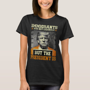 Camiseta Imigrantes Não São Criminosos Mas O Presidente É