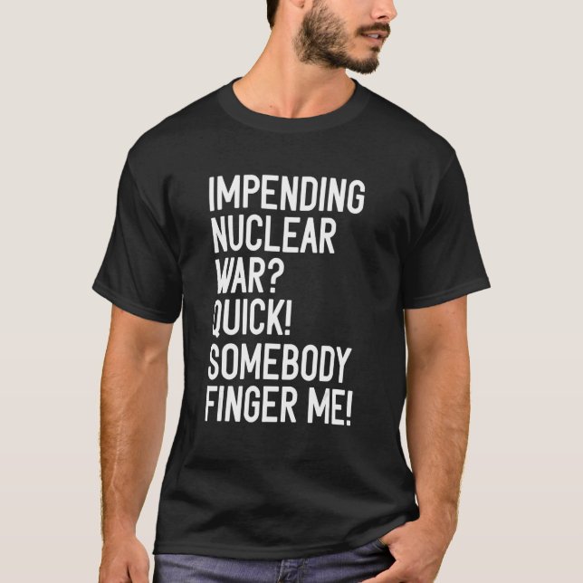 Camiseta Iminente Guerra Nuclear Rápida Alguém Me Dedica Ap (Frente)