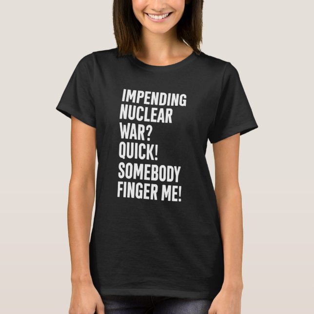 Camiseta Iminente Guerra Nuclear Rápida Alguém Me Dedica Ap (Frente)