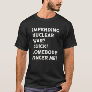 Camiseta Iminente Guerra Nuclear Rápida Alguém Me Deita_1