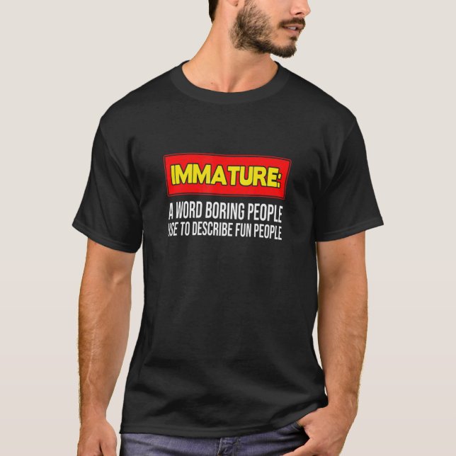Camiseta Immature a Word Boring People Use to describe fun  (Frente)