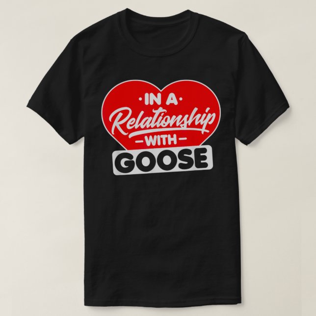 Camiseta In a Relationship with Gooses  Funny Goose Lover  (Frente do Design)