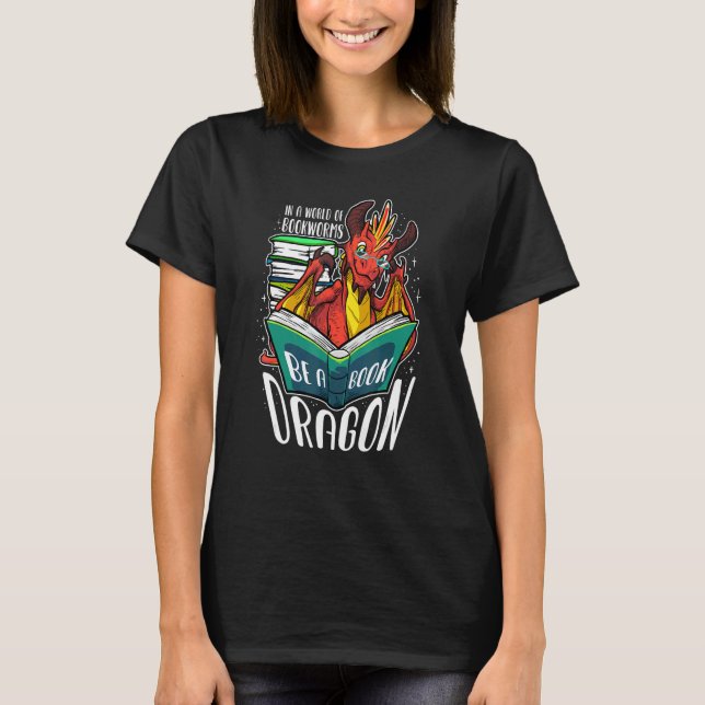 Camiseta In A World Full Of Bookworms Be A Book Dragon   (Frente)