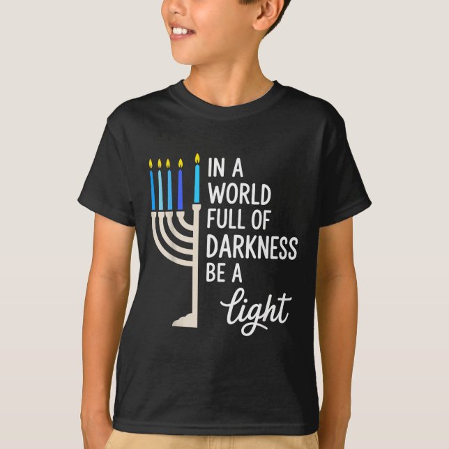 Camiseta In A World Full Of Darkness Be A Light Hanukkah  (Frente)