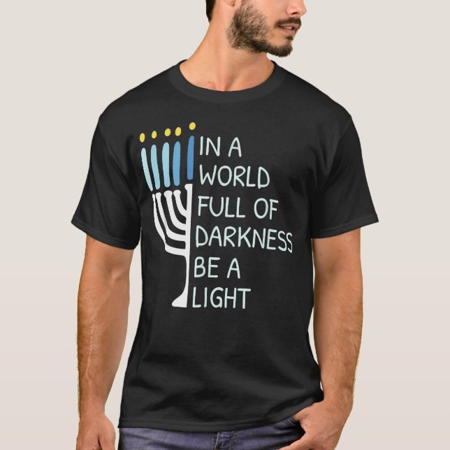 Camiseta In A World Full Of Darkness Be A Light Happy Hanuk (Frente)