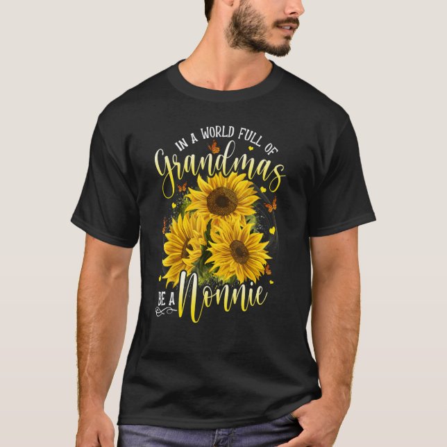 Camiseta In A World Full Of Grandma Be A Nonnie Sunflowers (Frente)