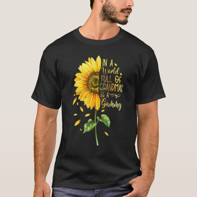 Camiseta In A World Full Of Grandmas Be A Gammy Sunflower (Frente)