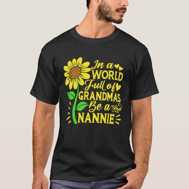 Camiseta In A World Full Of Grandmas Be A Nannie  Mother s  (Frente)