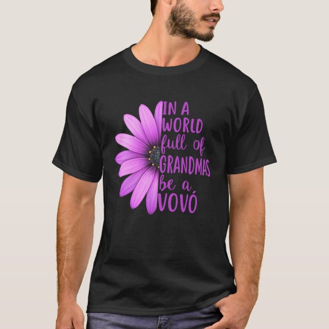 Camiseta In A World Full Of Grandmas Be A Vovo Apparel (Frente)