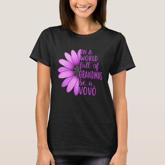 Camiseta In A World Full Of Grandmas Be A Vovo Apparel (Frente)