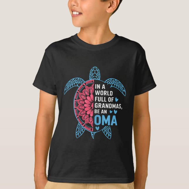 Camiseta In A World Full Of Grandmas Be An Oma Turtle  (Frente)