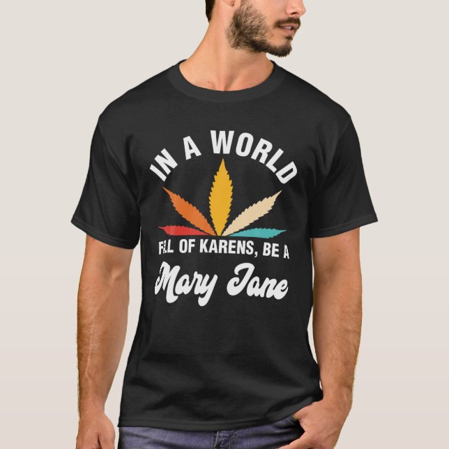 Camiseta In A World Full Of Karens Be A Mary Jane Weed (Frente)