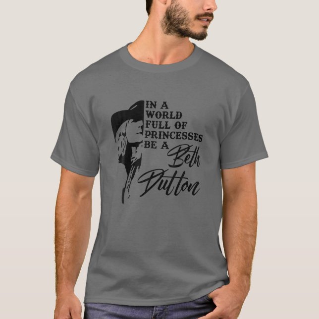 Camiseta In A World Full Of Princess Be A Beth Dutton (Frente)
