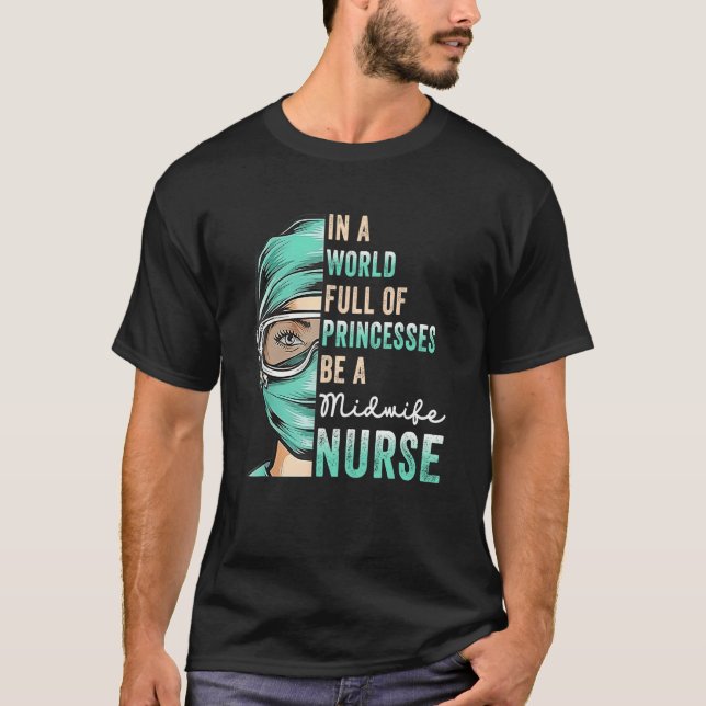 Camiseta In A World Full of Princesses Be A Nurse  Midwife  (Frente)