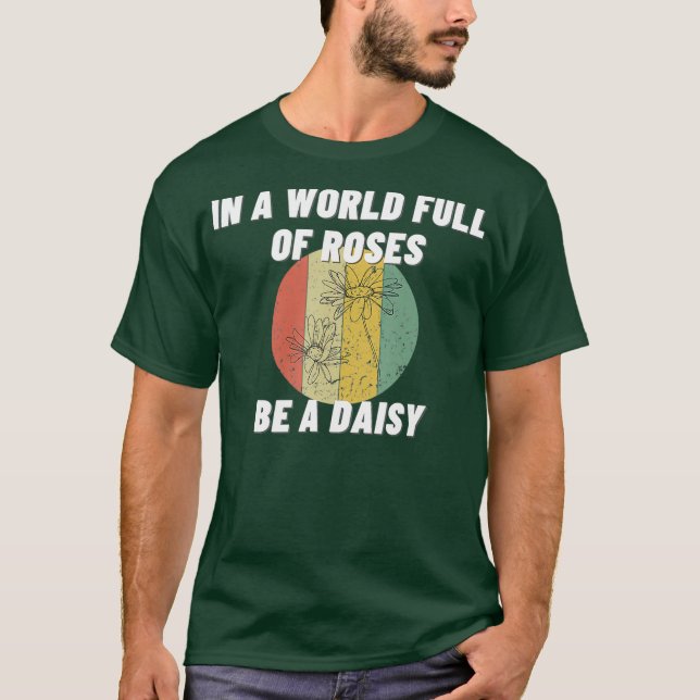 Camiseta In A World Full Of Roses Be A Daisy Funny Gift (Frente)