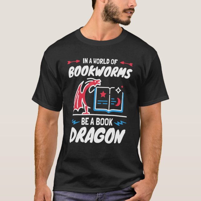 Camiseta In A World Of Bookworms Be A Book Dragon Librarian (Frente)