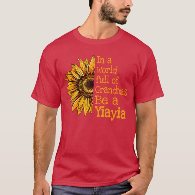 Camiseta In A World Of Grandmas Be A Yiayia Greece Greek Gr (Frente)