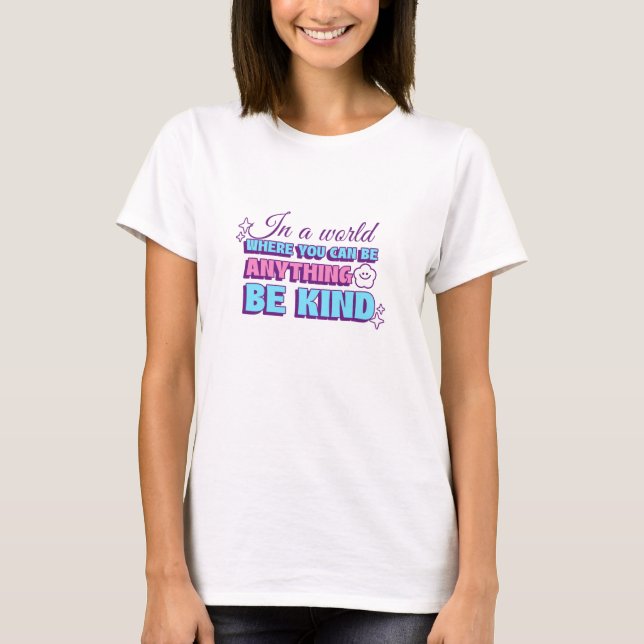 Camiseta In A World Where You Can Be Anything Be Kind  (Frente)