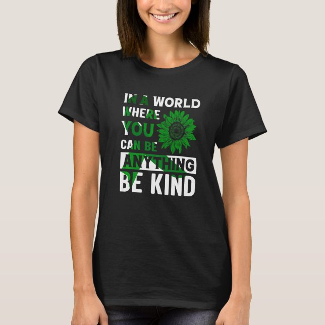 Camiseta In A world Where You Can Be Anything Be Kind  1 (Frente)