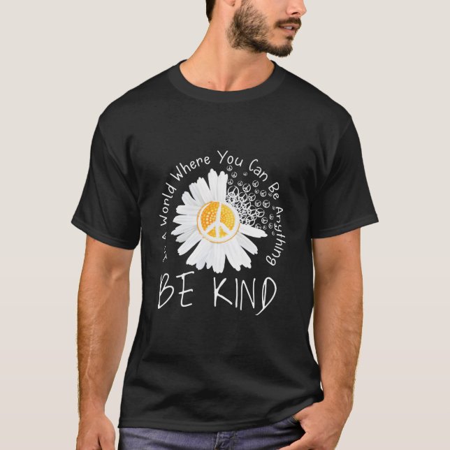 Camiseta In A World Where You Can Be Anything Be Kind Peace (Frente)
