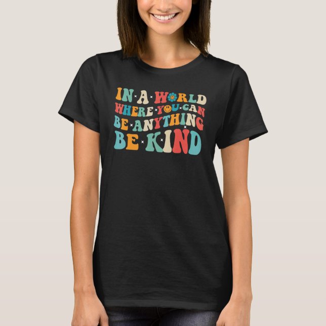 Camiseta In A World Where You Can Be Anything Be Kind Vinta (Frente)