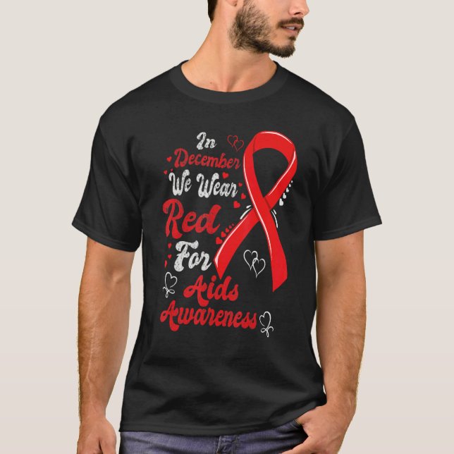 Camiseta In December We Wear Red Hearts Aids Awareness ribb (Frente)
