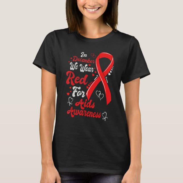 Camiseta In December We Wear Red Hearts Aids Awareness ribb (Frente)