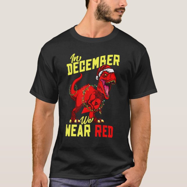 Camiseta In December We Wear Red Ribbon Symbol Rex HIV Awar (Frente)