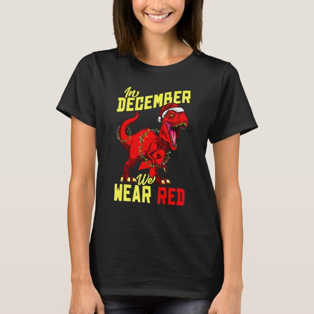 Camiseta In December We Wear Red Ribbon Symbol Rex HIV Awar (Frente)