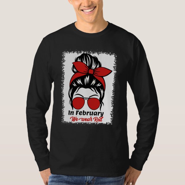 Camiseta In February We Wear Red Messy Bun Heart Disease Aw (Frente)
