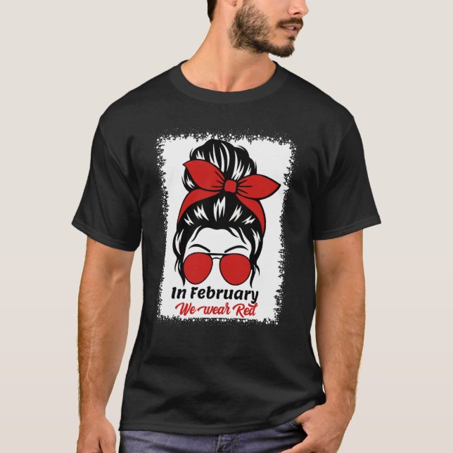 Camiseta In February We Wear Red Messy Bun Heart Disease Aw (Frente)
