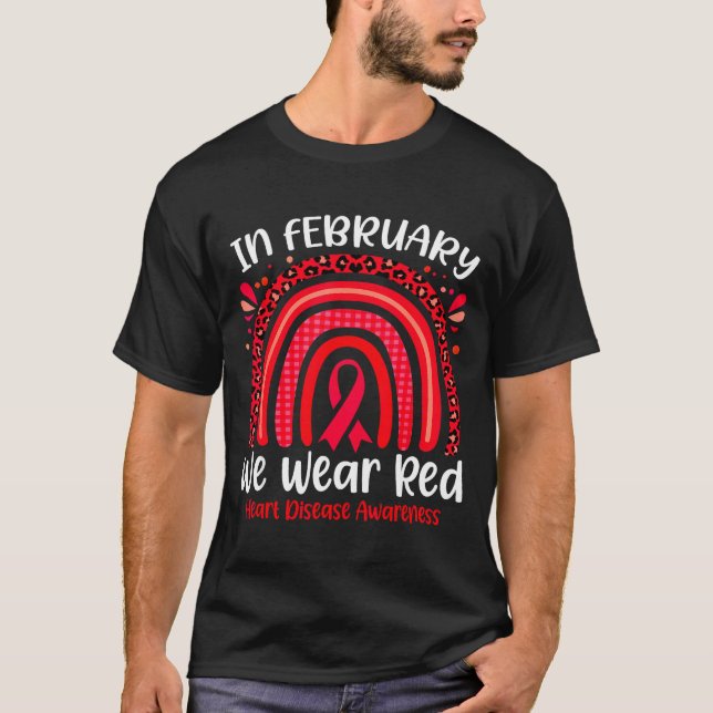 Camiseta In February We Wear Red Rainbow Heart Disease Awar (Frente)